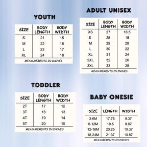 Może przedstawiać: Tabela rozmiar&oacute;w zawierająca cztery sekcje zatytułowane Youth, Adult Unisex, Toddler oraz Baby Onesie. Każda tabela przedstawia rozmiary, długość i szerokość ciała w calach. Czarny tekst na jasnym tle prezentuje wymiary odzieży.