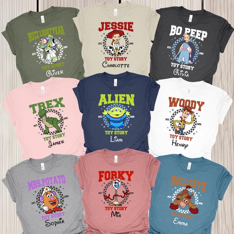 Może przedstawiać: Kolekcja dziewięciu koszulek z kr&oacute;tkim rękawem w r&oacute;żnych kolorach, z kt&oacute;rych każda zawiera grafikę postaci z Toy Story, napis Toy Story oraz spersonalizowane imię, takie jak Oliver, Charlotte, Olivia, James, Liam, Henry, Sophia, Mia i Emma.