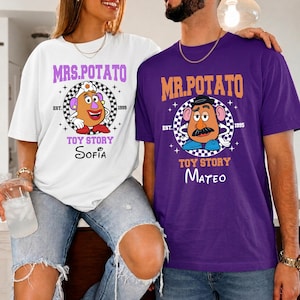 Może przedstawiać: Biały t-shirt z grafiką Mrs. Potato oraz napisem 'MRS. POTATO', 'EST. 1999', 'TOY STORY', 'Sofia' oraz fioletowy t-shirt z grafiką Mr. Potato oraz napisem 'MR. POTATO', 'EST. 1995', 'TOY STORY', 'Mateo'.
