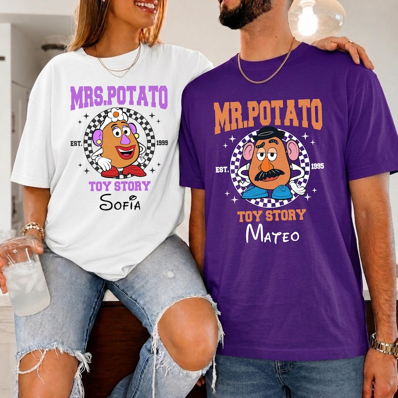Może przedstawiać: Biały t-shirt z grafiką Mrs. Potato oraz napisem 'MRS. POTATO', 'EST. 1999', 'TOY STORY', 'Sofia' oraz fioletowy t-shirt z grafiką Mr. Potato oraz napisem 'MR. POTATO', 'EST. 1995', 'TOY STORY', 'Mateo'.