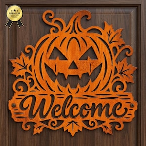Puede incluir: Un letrero de pared de metal color óxido que presenta una calabaza tallada rodeada de hojas de arce decorativas y patrones de enredaderas. La palabra Welcome está escrita en letra cursiva en la sección inferior del letrero.