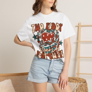 Två Fiddy Years of Plot Twists T-shirt | Retro Snake Heart-grafik