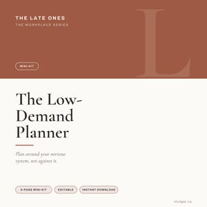 Może przedstawiać: Cyfrowy planer zatytułowany The Low-Demand Planner z serii The Workplace Series od The Late Ones. Projekt zawiera górną sekcję w kolorze terakoty z dużą literą L oraz białą dolną sekcję z czarnym tekstem. Zawiera 8-stronicowy mini-zestaw.