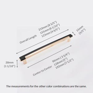 Peut inclure: Une poign&eacute;e de meuble noire et dor&eacute;e avec des mesures. Longueur totale : 219mm, 155mm, et 123mm. Entraxe : 96mm, 128mm, et 192mm. La poign&eacute;e mesure 28mm de haut et 15mm de large. Les mesures des autres combinaisons de couleurs sont les m&ecirc;mes.