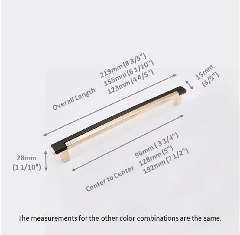 Peut inclure: Une poign&eacute;e de meuble noire et dor&eacute;e avec des mesures. Longueur totale : 219mm, 155mm, et 123mm. Entraxe : 96mm, 128mm, et 192mm. La poign&eacute;e mesure 28mm de haut et 15mm de large. Les mesures des autres combinaisons de couleurs sont les m&ecirc;mes.
