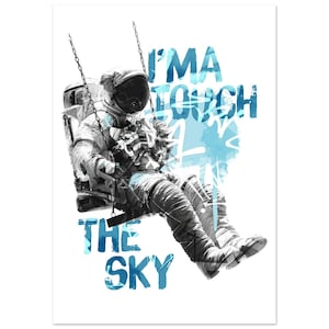 Puede incluir: Una impresión de arte gráfico que muestra a un astronauta con traje espacial blanco sentado en un columpio suspendido por cadenas. El texto "I'MA TOUCH THE SKY" aparece en letras azules desgastadas, con salpicaduras de pintura azul.