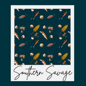 Peut inclure: Un tissu bleu sarcelle foncé avec un motif répétitif de leurres de pêche, de mouches et de flotteurs ronds orange et jaunes. Le design est encadré d'une bordure blanche avec le texte Southern Savage écrit en écriture cursive noire en bas.