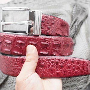 Ancho 3,8 cm (1,5”) - Cinturón de hombre de piel de cocodrilo auténtica color burdeos, hecho a mano, regalo para él, accesorios de golf con hebilla plateada.