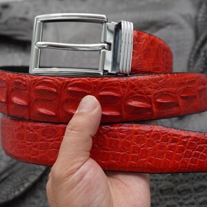 Bredd 1,5” - Handgjort rött herrbälte i äkta Hornback-alligatorläder, present till honom, golftillbehör med silverspänne