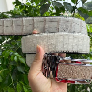 Bredd 1,5” - Handgjort vitt herrbälte i äkta magalligatorläder, present till honom, golftillbehör med silverautomatspänne