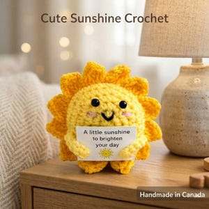 Petite peluche positive soleil au crochet • Cadeau câlin avec une poche • Jolie décoration de bureau • Cadeau d'encouragement • Cadeau pour la santé mentale • Cadeau Pensez à vous