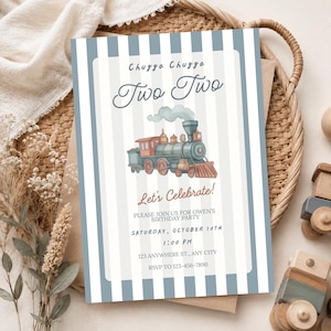 Puede incluir: Una tarjeta de invitación de cumpleaños rectangular con rayas verticales azules y blancas. El texto dice Chugga Chugga Two Two, Let's Celebrate, e incluye detalles para la fiesta de cumpleaños de Owen el sábado 10 de octubre a las 13:00.