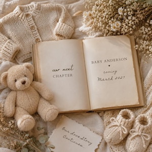 Pode incluir: Um livro aberto com o texto "our next CHAPTER" e "BABY ANDERSON coming March 2027" ao lado de um cardigã de malha bege, um pequeno urso de peluche e um par de sapatinhos de malha a condizer. Uma nota diz "Our Love Story Continues..."