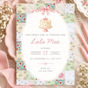 Puede incluir: Una tarjeta de invitación rectangular con un borde de patchwork con patrones florales. El centro tiene un marco ovalado blanco con un lazo rosa, una ilustración de pastel de cumpleaños y el texto: Our sweet girl is turning one, Lola Mae.