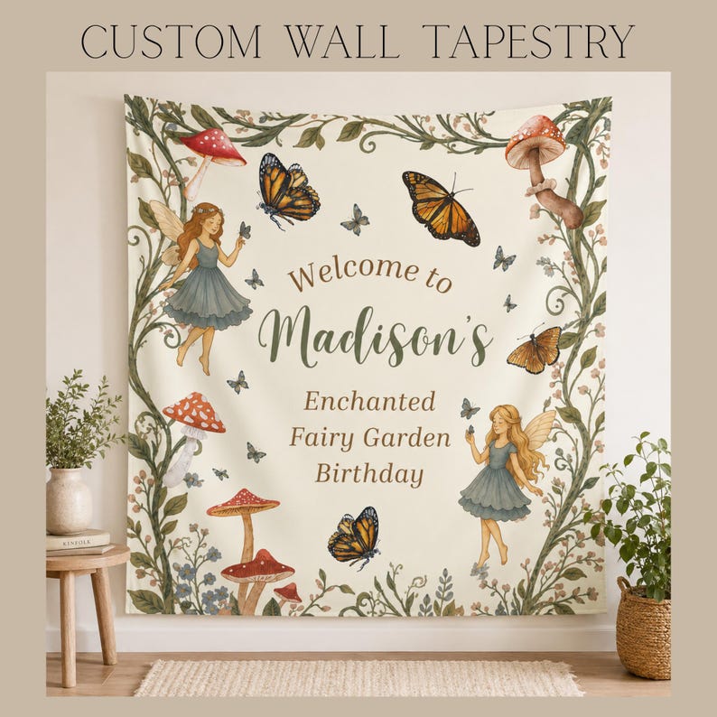 Puede incluir: Un tapiz de pared rectangular con fondo crema, borde de enredaderas verdes, setas rojas y blancas y mariposas. El texto dice Welcome to Madison's Enchanted Fairy Garden Birthday, acompa&ntilde;ado por dos ilustraciones de hadas.
