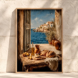 Könnte beinhalten: Ein gerahmter Wandkunstdruck, der eine mediterrane Küstenszene durch eine offene Tür zeigt. Auf einem rustikalen Holztisch im Vordergrund stehen eine Glasflasche mit Öl, ein Keramikkrug, eine kleine Tasse, zwei Brotlaibe und Zitronen.