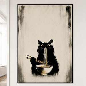 Könnte beinhalten: Ein gerahmter vertikaler Wandkunstdruck, der eine schwarze Katze mit großen gelben Augen zeigt, die Nudeln aus einer weißen Schüssel mit Holzstäbchen isst. Die Katze ist vor einem hellbeigen Hintergrund mit dunklen, vertikalen Pinselstrichen zentriert.