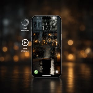 Könnte beinhalten: Ein Smartphone mit einem Live-Hintergrundbild, das eine dampfende Tasse auf einem Tisch vor einem verregneten Fenster bei Nacht zeigt. Der Bildschirm zeigt die Uhrzeit 1:47, ein Mondsichel-Symbol sowie die Beschriftungen LIVE Wallpaper und MP4 Wallpaper.