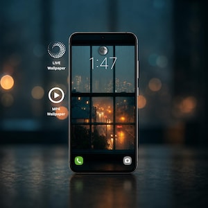 Könnte beinhalten: Ein Smartphone mit einem Live-Hintergrundbild einer regnerischen Nachtszene durch ein Fenster mit der Uhrzeit 1:47 und einem Mondsymbol. Der Text links lautet LIVE Wallpaper und MP4 Wallpaper mit einem Play-Symbol. Schwarzer Rahmen und Bildschirm.