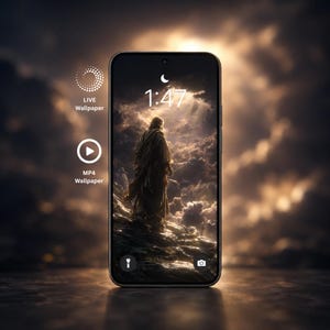 Könnte beinhalten: Ein Smartphone mit einem digitalen Hintergrundbild einer in Roben gekleideten Figur, die auf einer felsigen Oberfläche unter einem bewölkten, goldenen Himmel steht. Der Bildschirm zeigt 1:47, ein Mondsymbol, eine Taschenlampe, eine Kamera und LIVE Wallpaper und MP4 Wallpaper.