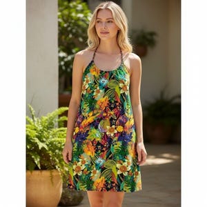 Puede incluir: Un vestido sin mangas con cuello halter que presenta un estampado tropical vibrante sobre un fondo negro, decorado con flores coloridas y motivos de follaje verde. El vestido tiene una silueta recta y tirantes finos que se atan al cuello.