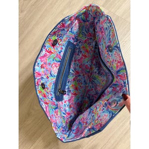 Lilly Pulitzer blauwe tas van imitatieleer met bloemenvoering en ritssluiting met Mickey Mouse-trekker. afbeelding 3