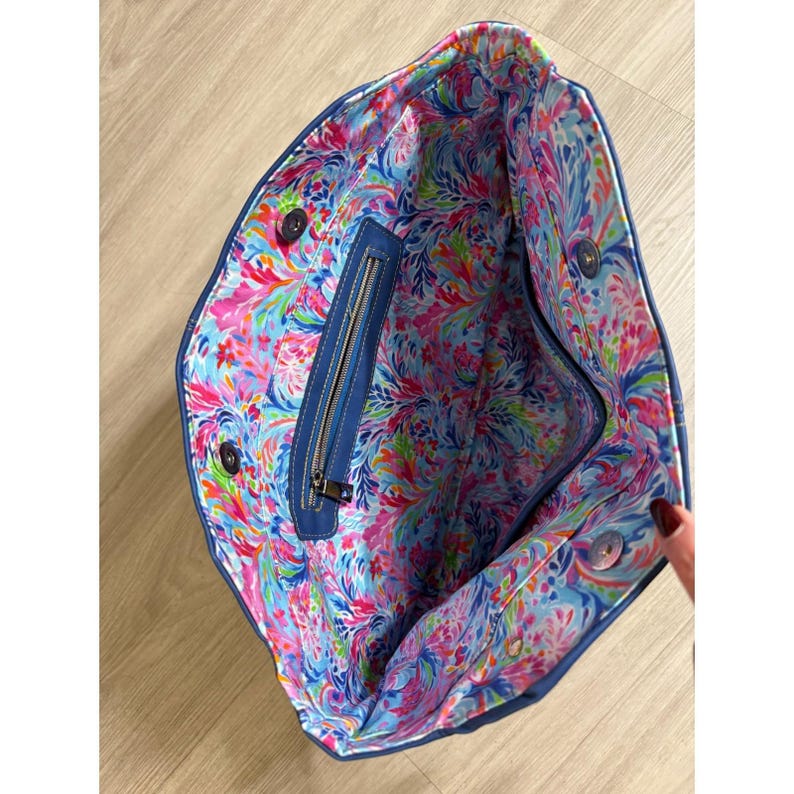 Lilly Pulitzer blauwe tas van imitatieleer met bloemenvoering en ritssluiting met Mickey Mouse-trekker. afbeelding 3