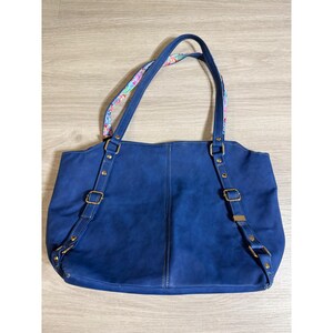 Lilly Pulitzer blauwe tas van imitatieleer met bloemenvoering en ritssluiting met Mickey Mouse-trekker. afbeelding 11
