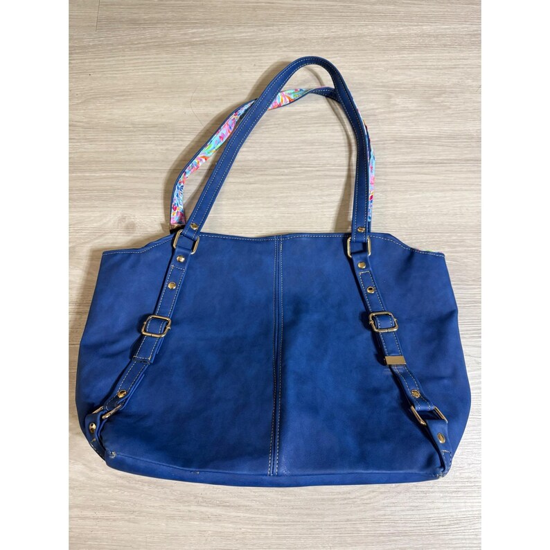 Lilly Pulitzer blauwe tas van imitatieleer met bloemenvoering en ritssluiting met Mickey Mouse-trekker. afbeelding 11