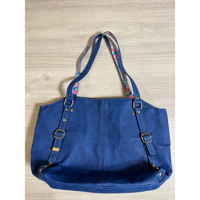 Lilly Pulitzer blauwe tas van imitatieleer met bloemenvoering en ritssluiting met Mickey Mouse-trekker. afbeelding 2