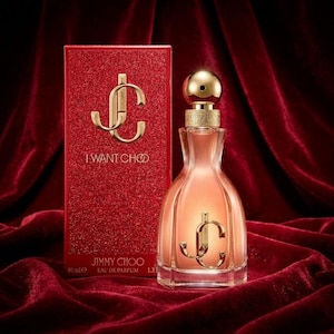 Puede incluir: Un frasco de 40 ml de eau de parfum Jimmy Choo I Want Choo con tapón dorado y logotipo JC dorado, junto a su caja rectangular roja brillante a juego con el logotipo JC dorado y el texto I Want Choo, Jimmy Choo, 40 ml, 1.3 fl oz.