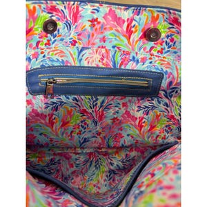 Lilly Pulitzer blauwe tas van imitatieleer met bloemenvoering en ritssluiting met Mickey Mouse-trekker. afbeelding 10
