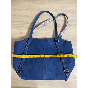 Lilly Pulitzer blauwe tas van imitatieleer met bloemenvoering en ritssluiting met Mickey Mouse-trekker. afbeelding 6