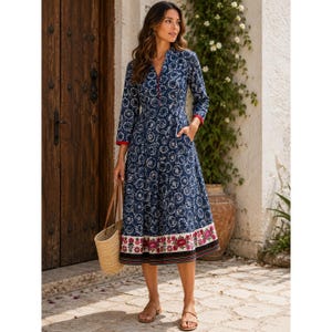 Kashkha Midikleid aus blauem Batikstoff mit Blumenstickerei am Saum und Pomponknöpfen, Damengröße S
