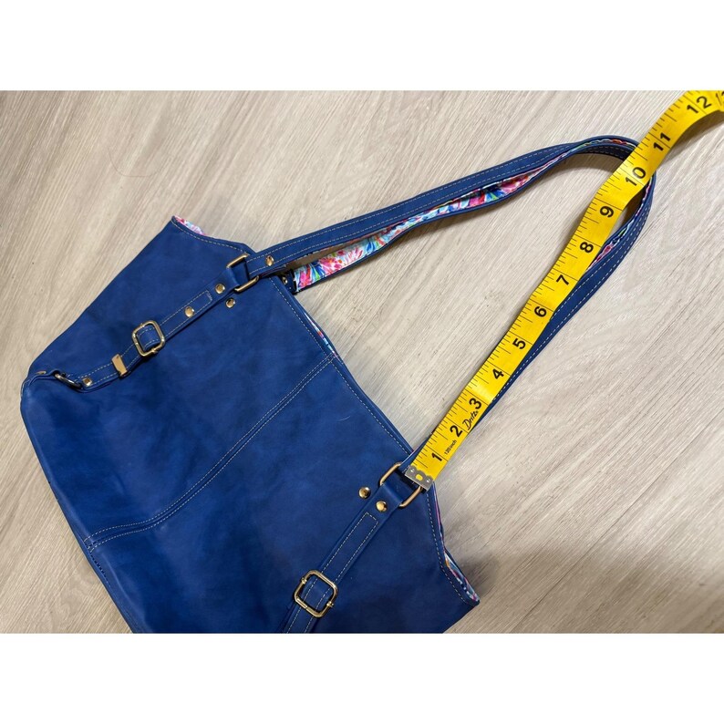 Lilly Pulitzer blauwe tas van imitatieleer met bloemenvoering en ritssluiting met Mickey Mouse-trekker. afbeelding 4