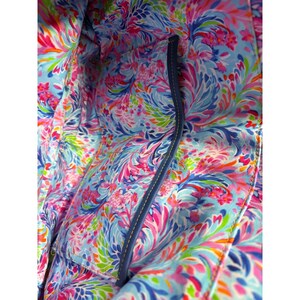 Lilly Pulitzer blauwe tas van imitatieleer met bloemenvoering en ritssluiting met Mickey Mouse-trekker. afbeelding 9