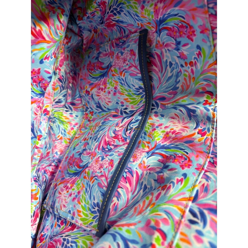 Lilly Pulitzer blauwe tas van imitatieleer met bloemenvoering en ritssluiting met Mickey Mouse-trekker. afbeelding 9