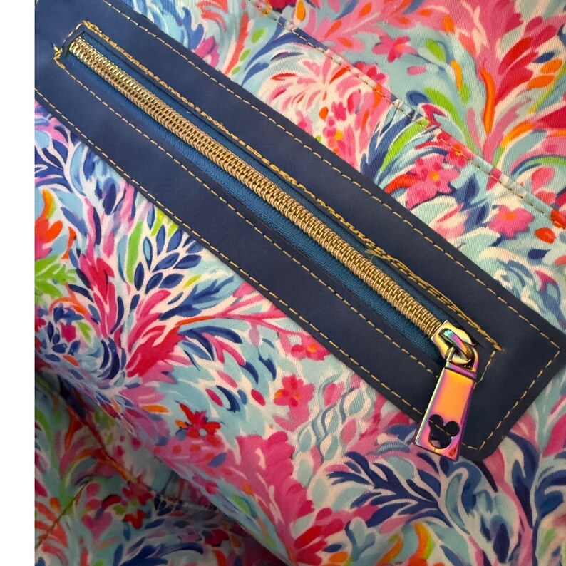 Lilly Pulitzer blauwe tas van imitatieleer met bloemenvoering en ritssluiting met Mickey Mouse-trekker. afbeelding 8