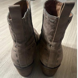 Donald J Pliner Doro-B6 Taupe leren enkellaarsjes met sierstiksels, maat 9.5M afbeelding 3