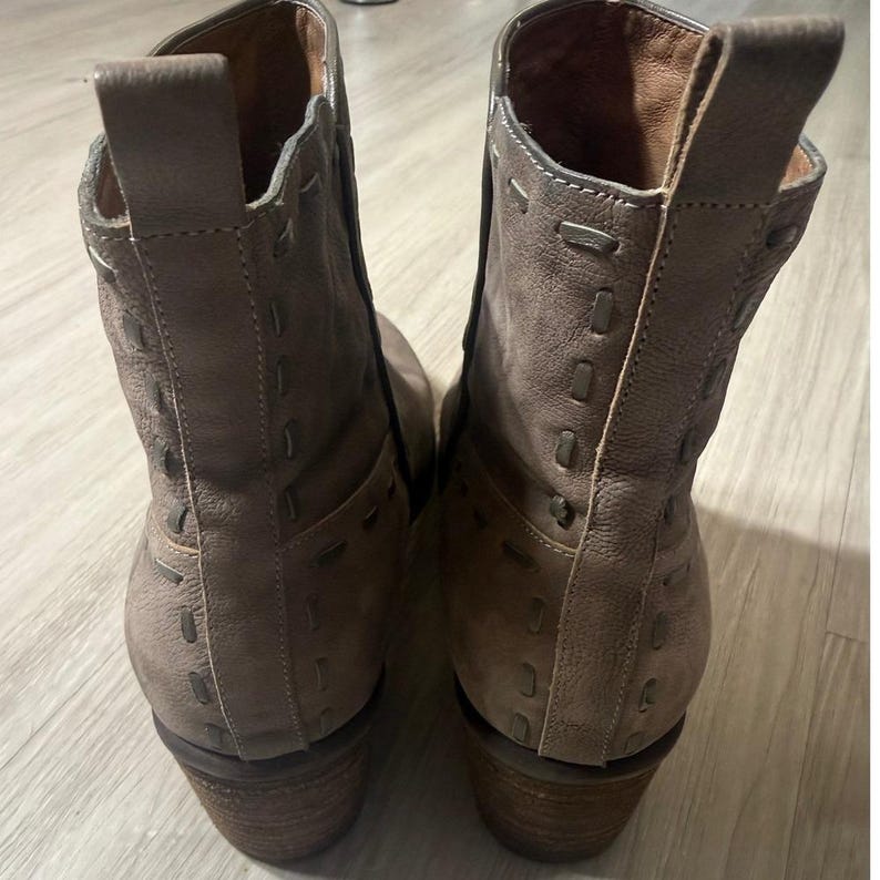 Donald J Pliner Doro-B6 Taupe leren enkellaarsjes met sierstiksels, maat 9.5M afbeelding 3