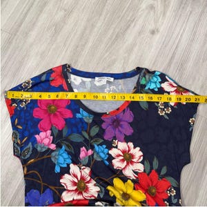 Johnny Was Minikleid aus Pima-Baumwolle und Modal-Strick mit Blumenmuster, marineblau, Größe XS, Kurzarm Bild 8