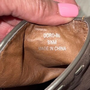 Donald J Pliner Doro-B6 Taupe leren enkellaarsjes met sierstiksels, maat 9.5M afbeelding 7