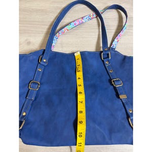 Lilly Pulitzer blauwe tas van imitatieleer met bloemenvoering en ritssluiting met Mickey Mouse-trekker. afbeelding 5
