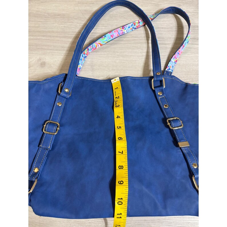 Lilly Pulitzer blauwe tas van imitatieleer met bloemenvoering en ritssluiting met Mickey Mouse-trekker. afbeelding 5