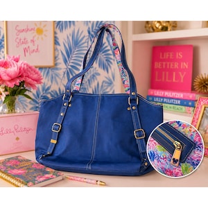 Lilly Pulitzer blauwe tas van imitatieleer met bloemenvoering en ritssluiting met Mickey Mouse-trekker. afbeelding 1