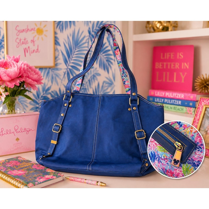 Lilly Pulitzer blauwe tas van imitatieleer met bloemenvoering en ritssluiting met Mickey Mouse-trekker. afbeelding 1