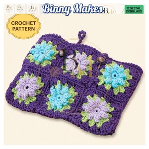 Puede incluir: Un cuadrado de ganchillo morado con cinco motivos florales en azul claro y lavanda con hojas verdes. La pieza incluye un pequeño lazo para colgar en la parte superior y dos botones oscuros. El texto dice Binny Makes, Crochet Pattern y Digital Downlaod.