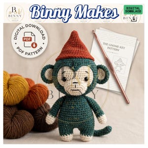 Op de afbeelding: Een gehaakte apenpop met donkergroene vacht, een crèmekleurig gezicht en een puntige roestkleurige muts. Daarnaast liggen bollen wol, een koperkleurige haaknaald en een document getiteld The Gnome-Key Pattern, aangegeven als digitale download.