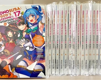 Può includere: Una collezione di 17 volumi manga, "KONOSUBA: God's Blessing on This Wonderful World!". Il primo volume è più grande, con illustrazioni colorate in stile anime. Le costine degli altri volumi sono bianche con il titolo della serie.