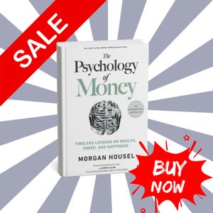 以下が含まれることがあります： モーガン・ハウセル著の白いハードカバー本『The Psychology of Money』。表紙には脳の白黒イラスト、サブタイトルの「Timeless Lessons on Wealth, Greed, and Happiness」、そして「The International Bestseller」と書かれた円形のバッジがデザインされています。